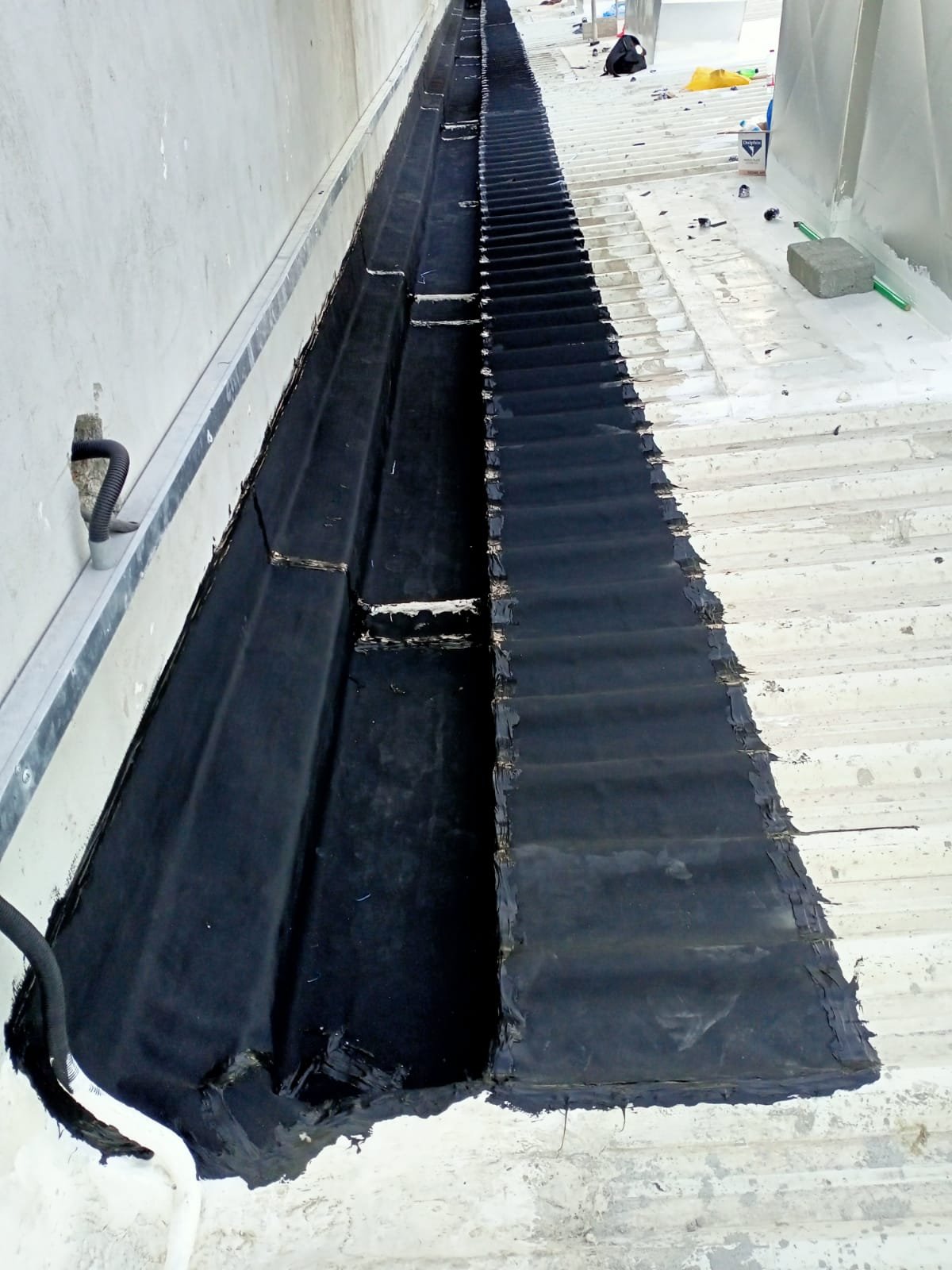 Roof gutter waterproofing: metal gutter lined with EPDM membrane